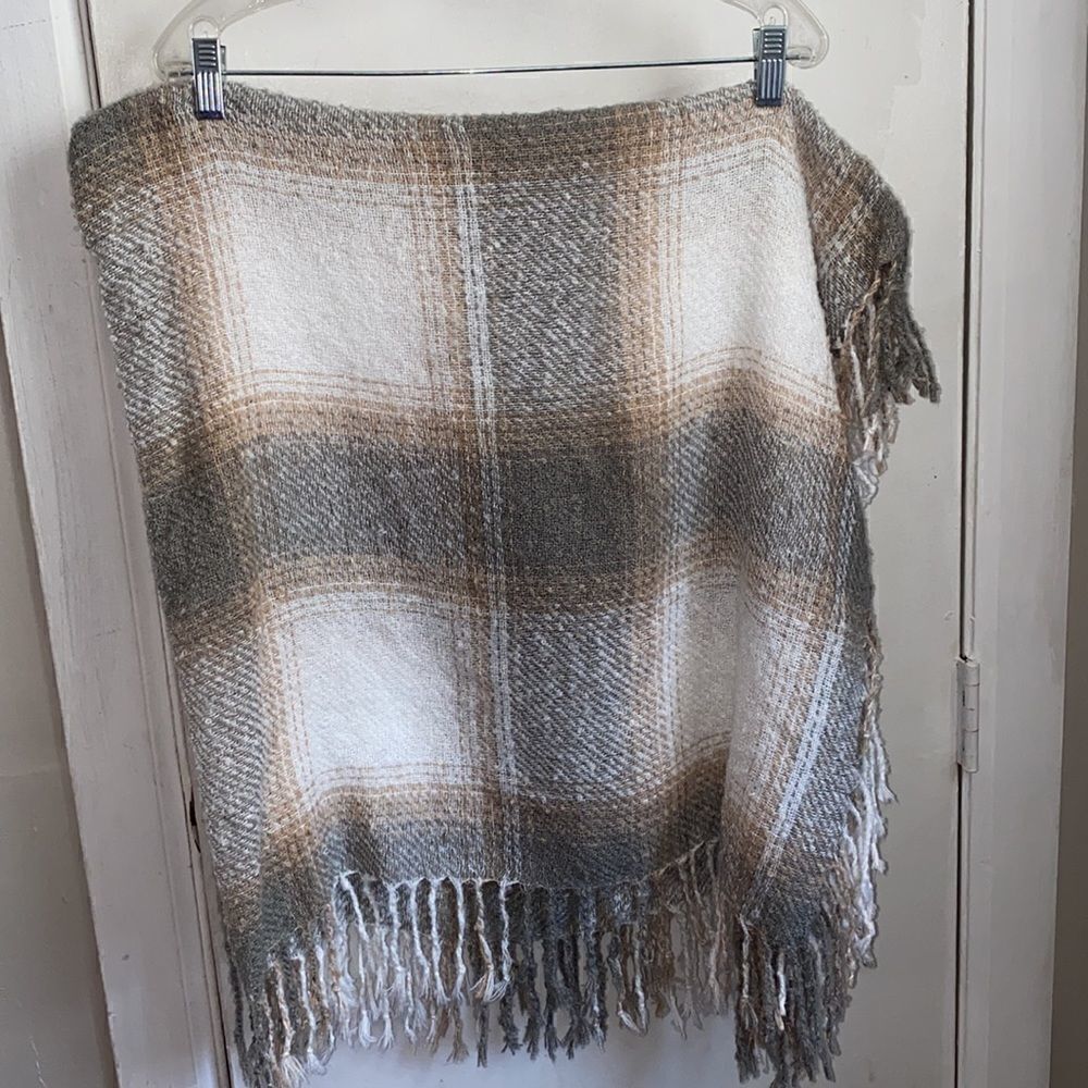 BUCKLE Grey Tan and White Plaid Fringe Blanket-NWT